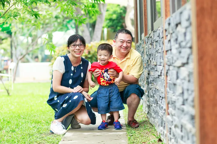 爸媽帶著寶貝在戶外拍親子寫真