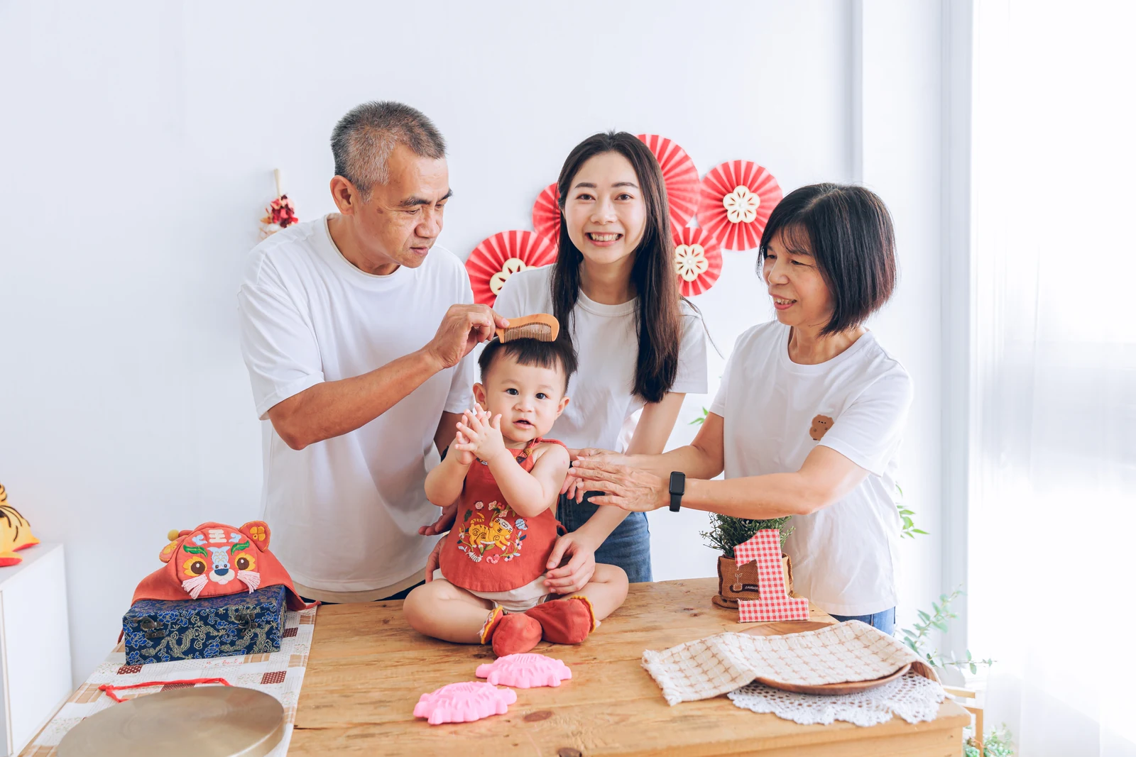 阿公幫寶貝梳頭祈福,家人一起參與抓周儀式