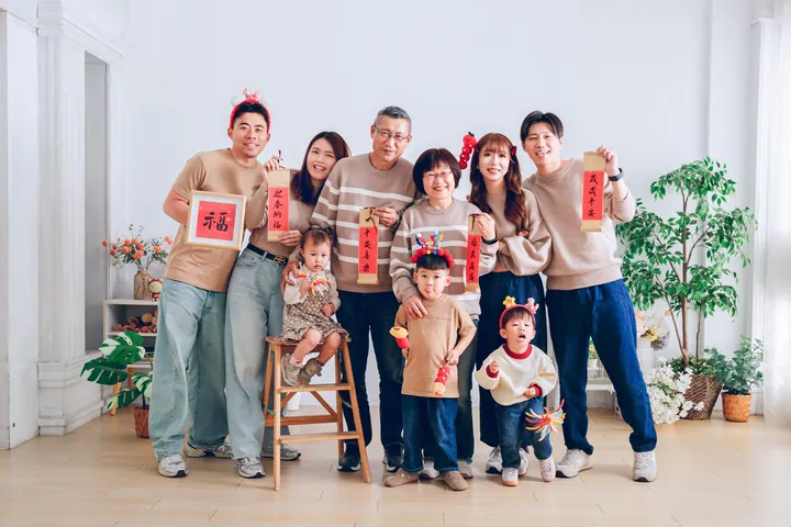 一大家子一起在攝影棚拍的家族全家福