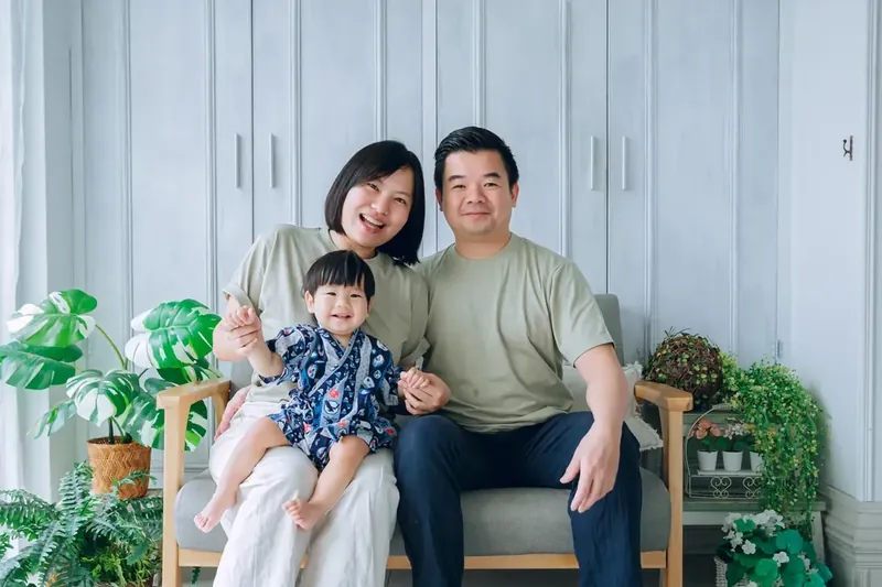 晴爸實拍:爸媽抱著寶貝,一家三口一起看鏡頭的小家庭全家福