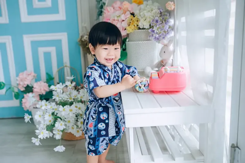 晴爸實拍:寶貝穿著自己的衣服拍周歲獨照