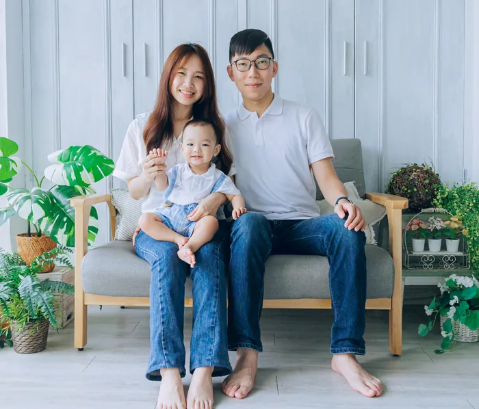 爸媽抱著寶貝的小家庭合照
