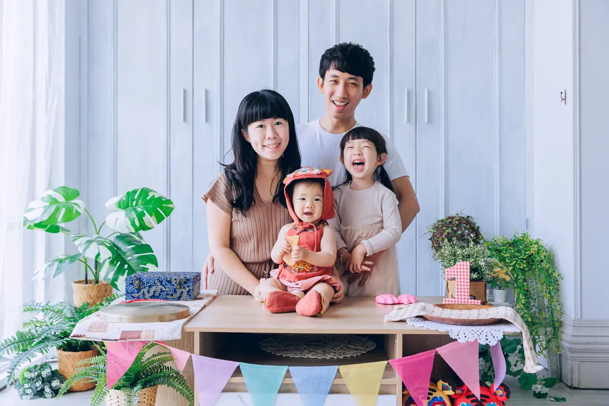 寶貝穿好全套虎帽、虎兜、虎鞋,和爸媽、姊姊一起開心大笑