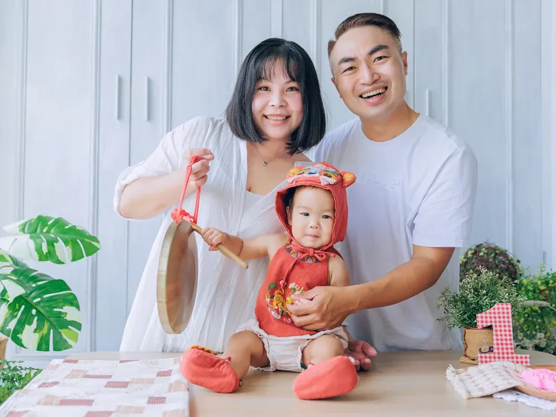 家人陪寶貝拿鑼槌敲響智慧鑼