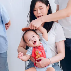 團體抓周現場平安梳梳頭的照片