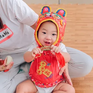 團體抓周現場寶寶抓周三樣物品的照片