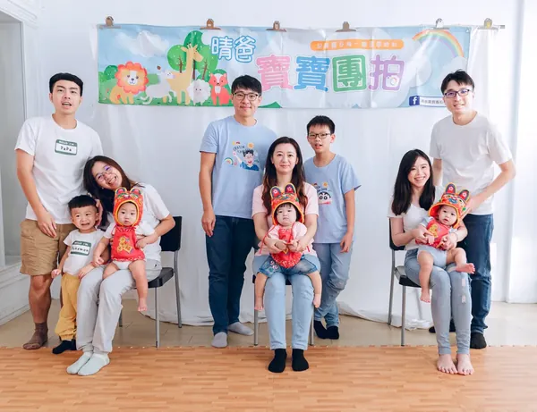 團體抓周:一起參加抓周的家庭們合照