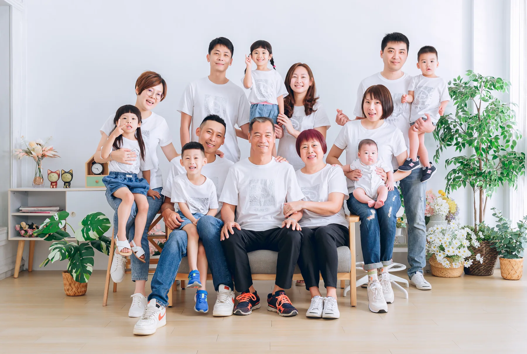 十三位家人在攝影棚裡一起拍的家族全家福大合照