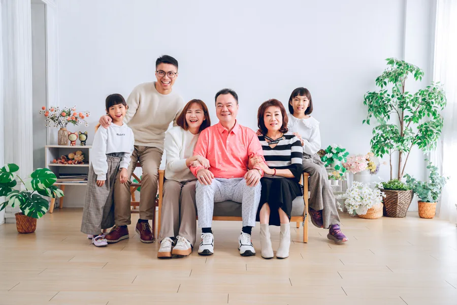 長輩和其中一個小家庭合照