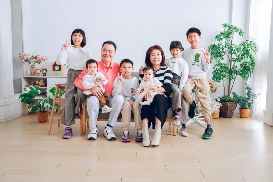 長輩和孫輩合照