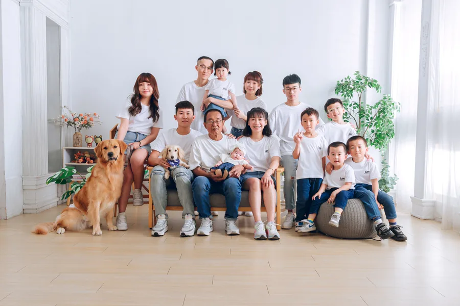毛孩也一起入鏡的家族全家福