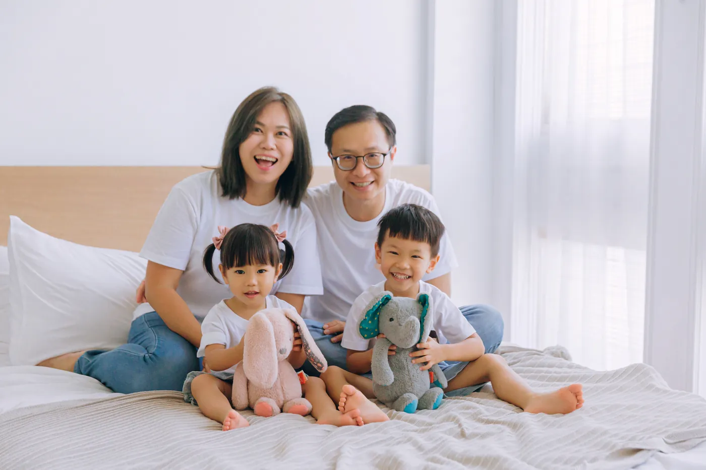 晴爸實拍:一家四口在棚內床景的家庭合照