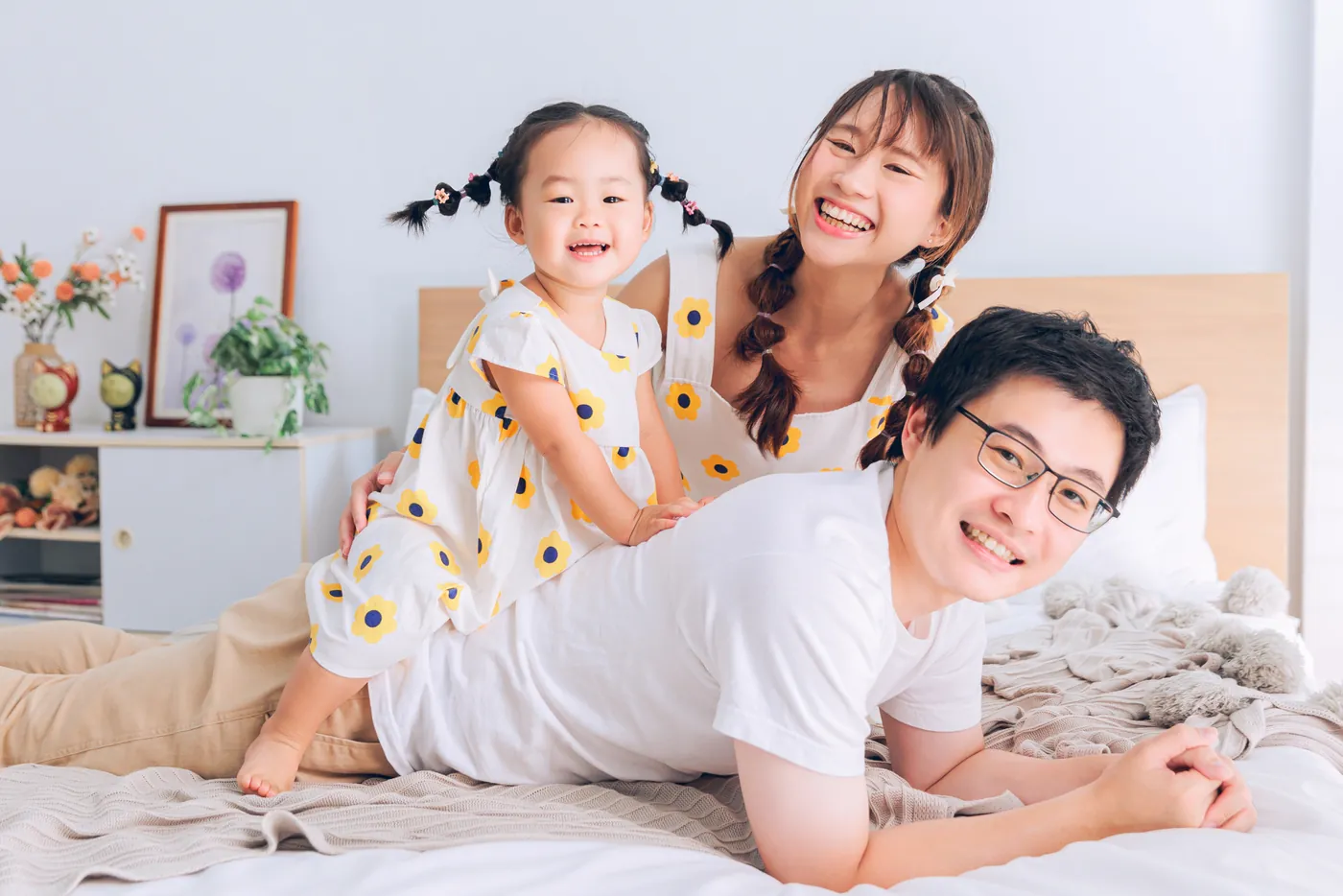 晴爸實拍:寶貝趴在爸爸背上,媽媽在旁邊一起互動