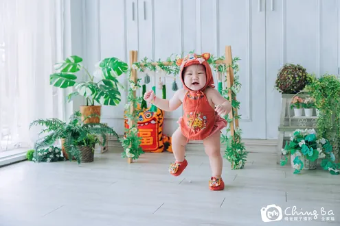 小家庭抓周拍作品：2 大 1 小，抓到笛子、尺、毛筆