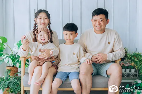 小家庭抓周拍作品：2 大 2 小，抓到笛子、包子、湯匙