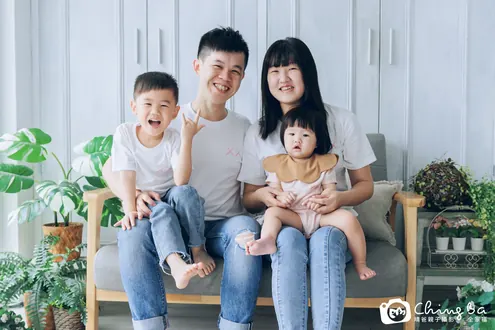 小家庭抓周拍作品：2 大 2 小，抓到印章、包子、藥葫蘆