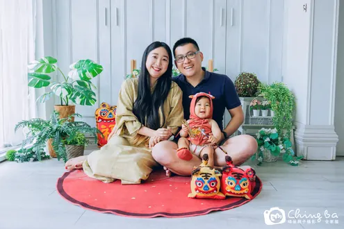 小家庭抓周拍作品：2 大 1 小，抓到印章、算盤、毛筆