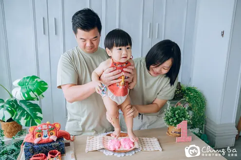 小家庭抓周拍作品：2 大 1 小，抓到笛子、毛筆、算盤
