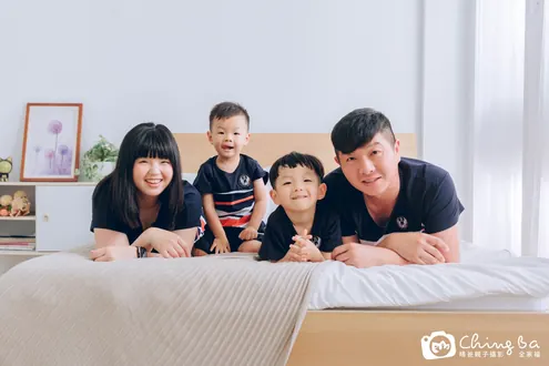棚內親子寫真作品：4 歲 9 個月、2 歲 2 個月