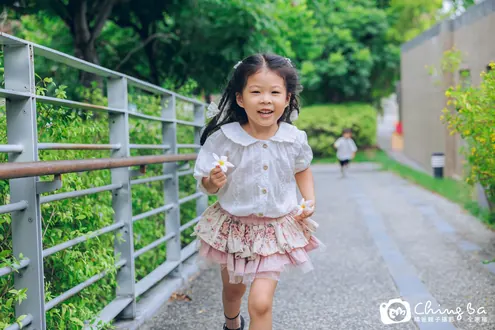 戶外親子寫真作品：4 歲 9 個月、3 歲 1 個月